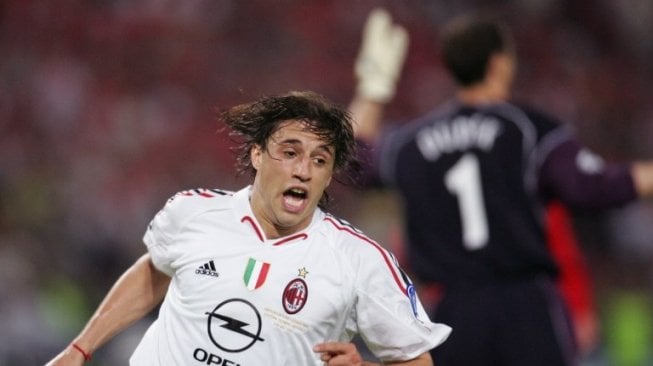 Penyerang AC Milan, Hernan Crespo, merayakan golnya ke gawang Liverpool. [AFP]