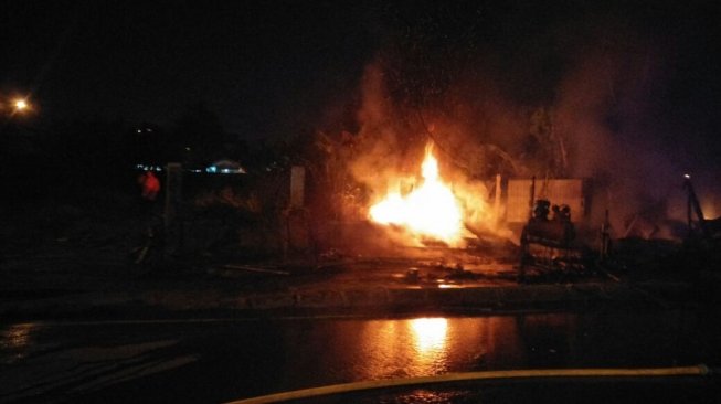 DUAARR Bengkel  Motor  di  Bogor  Meledak dan Terbakar