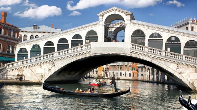 Ponte de Rialto di Venezia, Italia [Shutterstock]