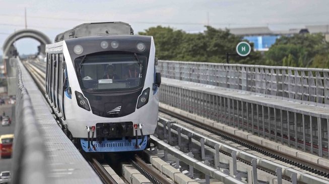 Listrik Padam, Penumpang LRT Palembang Turun Jalan Kaki di Rel