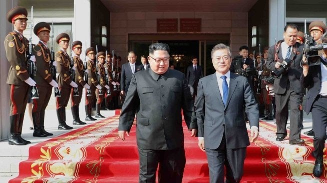 Pemimpin Korea Utara Kim Jong Un bertemu dengan Presiden Korea Selatan Moon Jae-In di Panmunjom, Korea Utara, Sabtu (26/5).