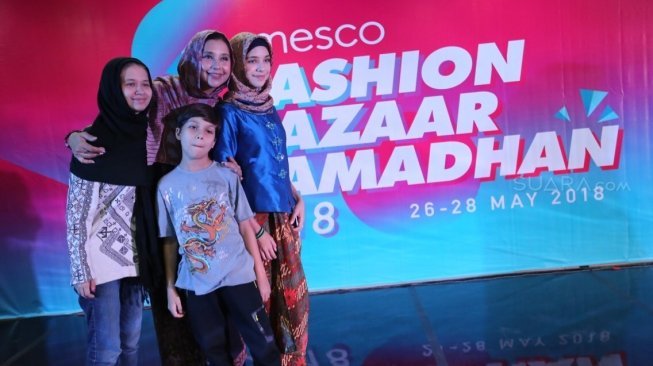 Ayu Azhari bersama anak-anaknya saat menghadiri acara Fashion Bazar Ramadhan, Smesco, Jakarta Selatan, Sabtu (26/5/2018). (Suara.com/Wahyu Tri laksono)