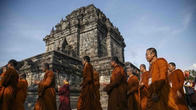 Dan akan dibawa menuju altar utama di Candi Borobudur.