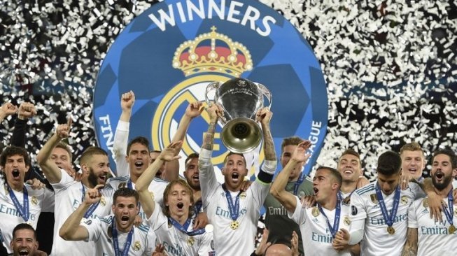 Kapten Real Madrid Sergio Ramos (tengah) mengangkat trofi Liga Champions setelah mengalahkan Liverpool 3-1 di final. LLUIS GENE / AFP 