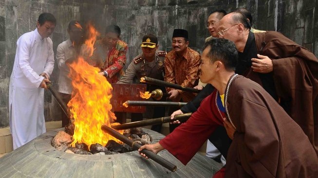 Sejumlah perwakilan umat Budha mengambil Api Dhamma menggunakan obor dari sumber Api Abadi Mrapen, di desa Manggarmas, Godong, Grobogan, Jawa Tengah, Minggu (27/5). 