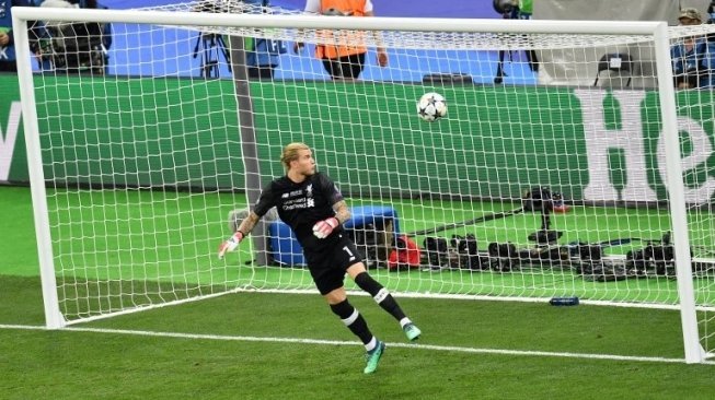 Kiper Liverpool Loris Karius gagal menangkap bola dengan baik tendangan jarak jauh Gareth Bale sehingga Real Madrid menang 3-1. Sergei SUPINSKY / AFP