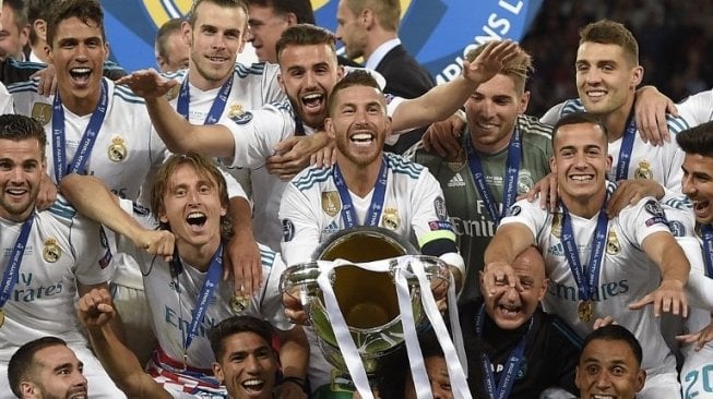 Kapten dan bek Real Madrid Sergio Ramos (tengah) mengangkat trofi Liga Champions. LLUIS GENE / AFP