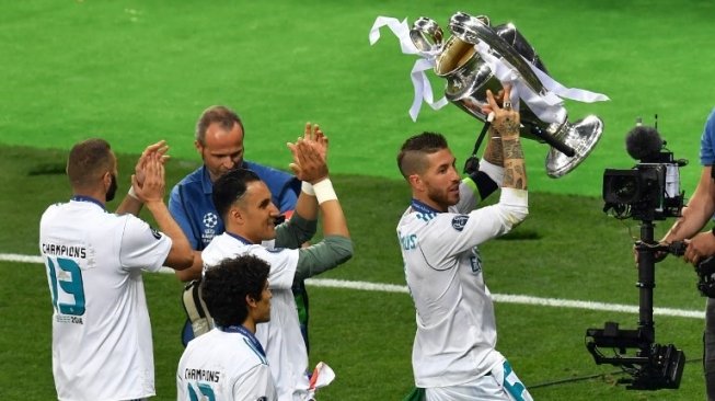 Kapten Real Madrid Sergio Ramos (kanan) mengangkat trofi Liga Champions. Sergei SUPINSKY / AFP 