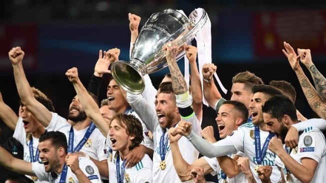 Para pemain Real Madrid merayakan kemenangannya menjuarai Liga Champions setelah mengalahkan Liverpool di final. FRANCK FIFE / AFP