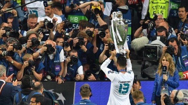 Bintang Real Madrid Cristiano Ronaldo berfoto dengan trofi Liga Champions. Sergei SUPINSKY / AFP