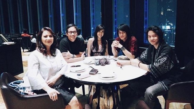 Addie MS dan Memes bersama dua putra mereka, Kevin Aprilio dan Tristan Juliano serta Vicy Melanie, kekasih Kevin. (Instagram)