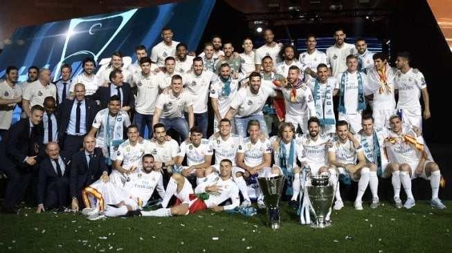 Para pemain klub sepak bola Real Madrid bersama para pemain basket Real Madrid ikut merayakan juara Liga Champions di Santiago Bernabeu. OSCAR DEL POZO / AFP