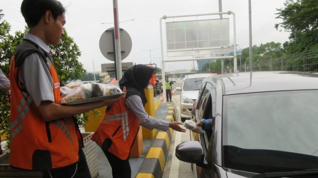 PT Hutama Karya (Persero) membagikan ratusan takjil gratis selama Ramadan 1439 H bagi pengguna tol akses Tanjung Priok. (Sumber: Istimewa)