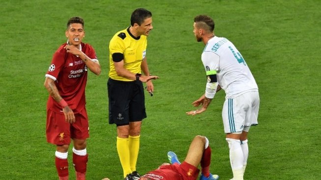 Pemain Real Madrid Sergio Ramos berdebat dengan wasit usai menjatuhkan pemain Liverpool Mohamed Salah di final Liga Champions 2017/18 yang berlangsung di Kiev, Ukraina, Minggu (27/5/2018) [AFP]