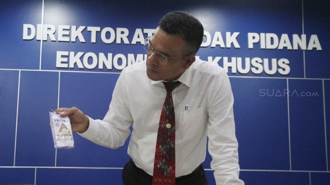 Wadir Dittipidsus Bareskrim Polri Kombes Pol Daniel Tahi Monang Silitonga merilis garam industri yang disalahgunakan menjadi garam komsunsi di Jakarta, Senin (28/5). 