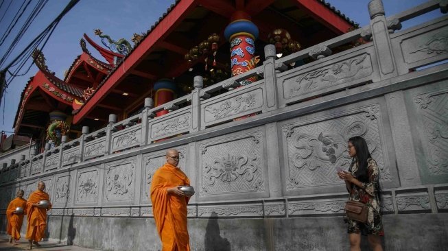 Sejumlah biksu melaksanakan prosesi Pindapata atau mengumpulkan sumbangan dari warga di sepanjang Jalan Pemuda, Magelang, Jawa Tengah, Senin (28/5). 