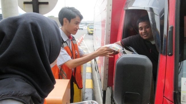 Ramadan, Hutama Karya Bagikan Takjil Gratis di Tol Tanjung Priok