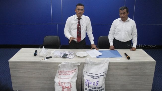 Wadir Dittipidsus Bareskrim Polri Kombes Pol Daniel Tahi Monang Silitonga merilis garam industri yang disalahgunakan menjadi garam komsunsi di Jakarta, Senin (28/5). 