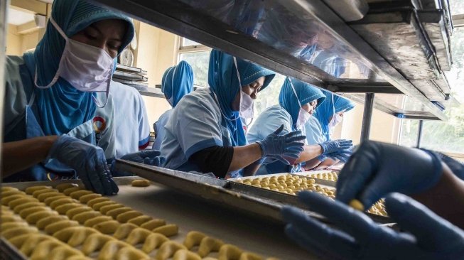 Pekerja membuat kue kering di pabrik Ina Cookies, Bandung, Jawa Barat, Senin (28/5). 