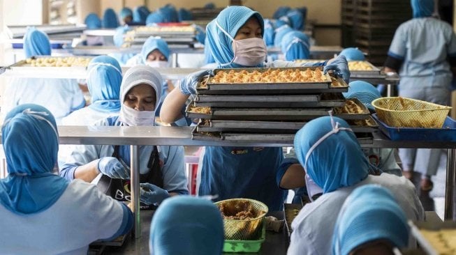 Pekerja membuat kue kering di pabrik Ina Cookies, Bandung, Jawa Barat, Senin (28/5). 