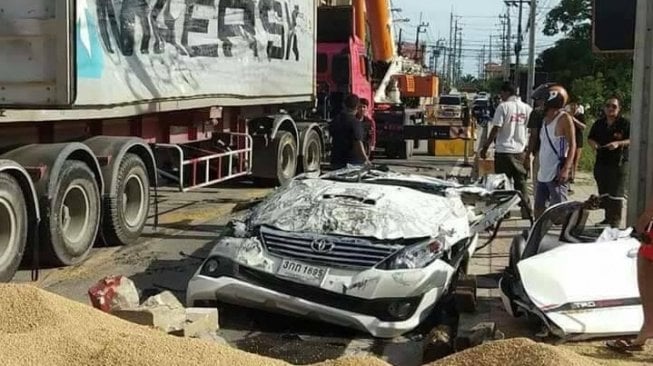 Toyota Fortuner Gepeng Usai Ditimpa Truk Peti Kemas