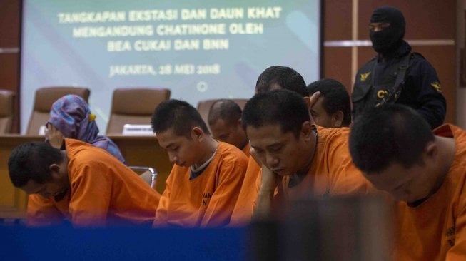 Sejumlah tersangka penyelundup narkotika jenis ekstasi dan katinon ditunjukkan saat konferensi pers di Kantor Pusat Bea dan Cukai, Jakarta, Senin (28/5). 