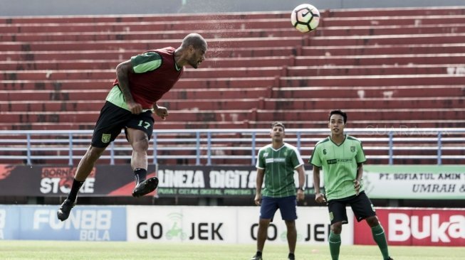 Striker Persebaya Surabaya asal Brasil, David da Silva, berlatih bersama rekan-rekannya. [Suara.com/Dimas Angga P]