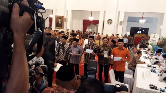 Jokowi, JK, dan Ketua DPR Berikan Zakat ke Baznas Rp 50 Juta