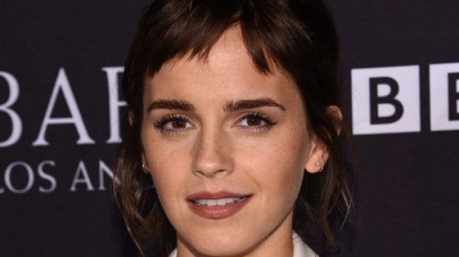 Kejutkan Publik, Emma Watson Tampil Eye-Catching Hadiri Fashion Show di Paris