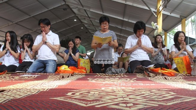 Umat Buddha merayakan Waisak 2562 BE/2018 di Wihara Ekayana Arama, Jakarta, Selasa (29/5). 