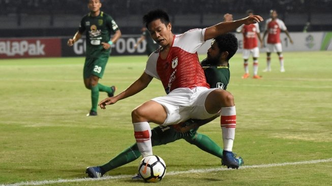 Pesepak bola Persebaya Surabaya Fandry Imbiri (kanan) berebut bola dengan pesepak bola Persipura Jayapura Muhammad Tahir (kiri) dalam lanjutan Liga 1 di Stadion Gelora Bung Tomo, Surabaya, Jawa Timur, Selasa (29/5). ANTARA 