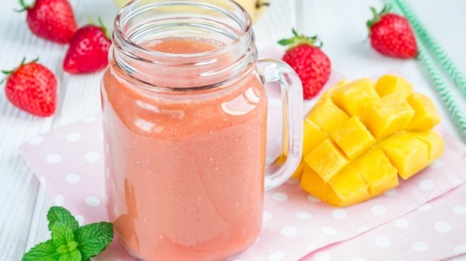 Smoothies campuran mangga dan stroberi. (Shutterstock)