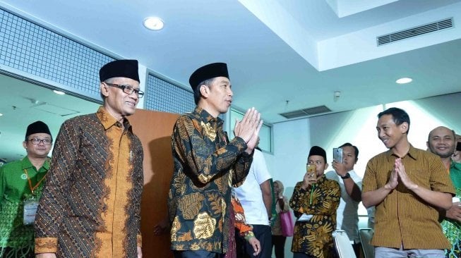 Presiden Joko Widodo (kedua kiri) didampingi Ketua Umum PP Muhammadiyah Haedar Nasir menghadiri penutupan Pengkajian Ramadan 1439 H yang diselenggarakan oleh PP Muhammadiyah di Kampus Universitas Muhammadiyah Prof Dr Hamka, Ciracas, Jakarta, Selasa (29/5). 