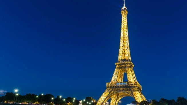 Menara Eiffel. (Wonders List)