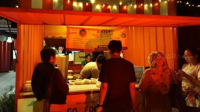 Salah satu pedagang makanan di Go Food Festival. (Risna Halidi/Suara.com)