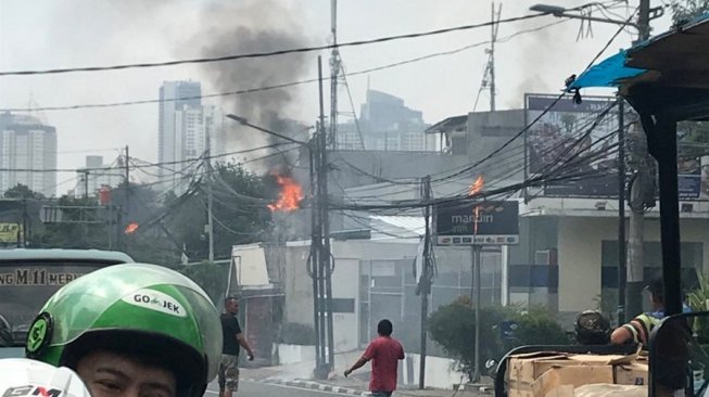 Kabel Semrawut di KS Tubun Slipi Terbakar Api Menyala di 