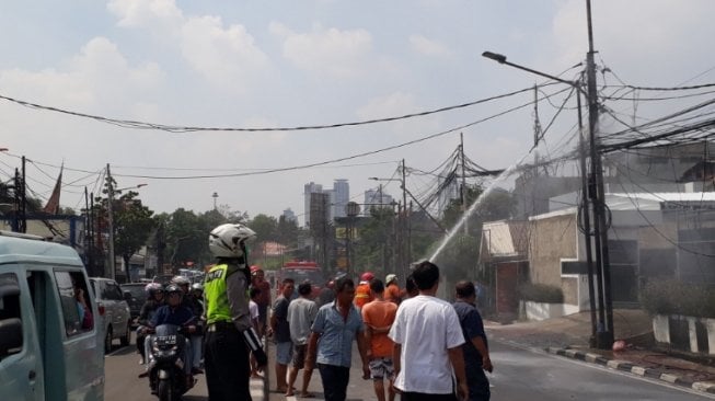 Kabel Semrawut di KS Tubun Slipi Terbakar Api Menyala di 