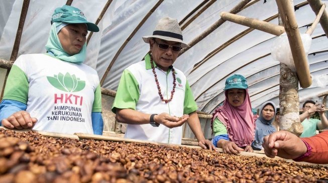 Ketua Himpunan Kerukunan Petani Indonesia (HKTI) yang juga sebagai Kepala Staf Kepresidenan Moeldoko meninjau pengolahan kopi di Basecamp Persaudaraan Gunung Puntang Indonesia (PGPI) Shelter Kopi Sunda Hejo, Gunung Puntang, Kabupaten Bandung, Jawa Barat, Selasa (29/5). 