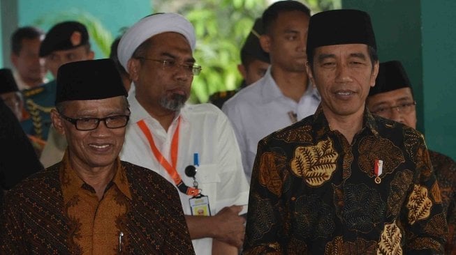 Presiden Joko Widodo (kanan) didampingi Ketua Umum PP Muhammadiyah Haedar Nasir meninggalkan ruangan seusai menghadiri penutupan Pengkajian Ramadan 1439 H yang diselenggarakan oleh PP Muhammadiyah di Kampus Universitas Muhammadiyah Prof Dr Hamka, Ciracas, Jakarta, Selasa (29/5). 