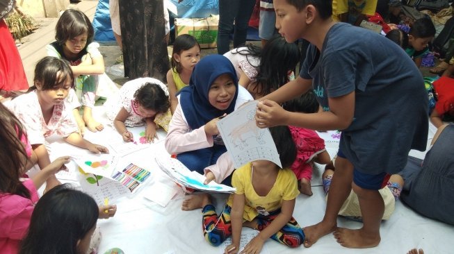 Relawan Forum Anak Jatinegara di lokasi kebakaran Bidara Cina, Jatinegara. (29/5/2018)