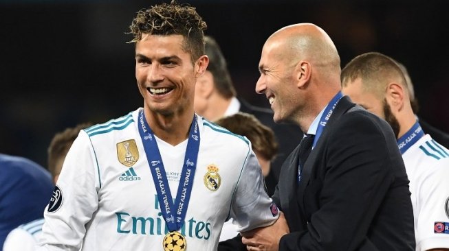 Pemain Real Madrid Cristiano Ronaldo berbicara dengan pelatih Zinedine Zidane usai Madrid mengalahkan Liverpool di final Liga Champions, Minggu (27/5/2018) [AFP]