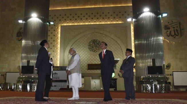 Presiden Joko Widodo (kedua kanan) bersama PM India Narendra Modi (tengah) mendengarkan penjelasan ketika mengunjungi Masjid Istiqlal, Jakarta, Rabu (30/5). 