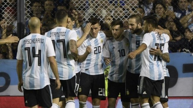 Para pemain Argentina merayakan gol Lionel Messi ke gawang Haiti dalam laga uji coba di stadium La Bombonera, Buenos Aires. Juan MABROMATA / AFP