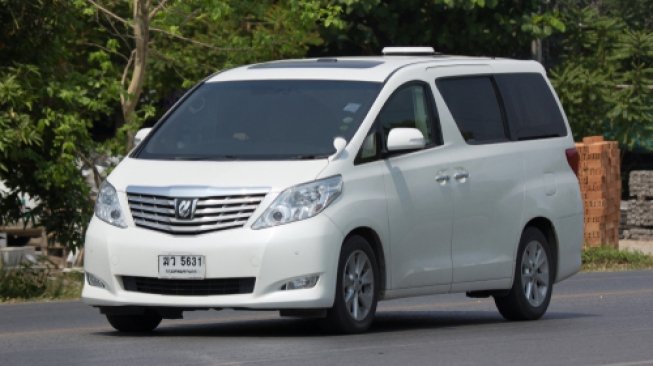 Sebuah Toyota Alphard sedang melaju di Chiang May, Thailand pada April 2018. [Shutterstock]