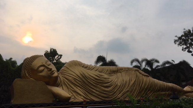 Parinirvana Buddha di Maha Vihara Trowulan, diabadikan menjelang matahari terbenam [Suara.com/ukirsari]