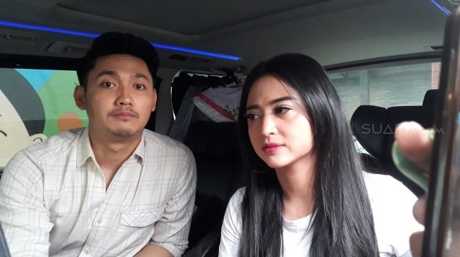 Dewi Perssik dan Angga Wijaya (Wahyu Tri Laksono/Suara.com)