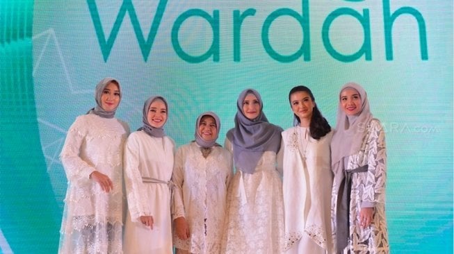 Sejumlah artis seperti Dewi Sandra, Raline Shah,Inne Koesherawati, Zaskia Sungkar dan Dian Pelangi berbuka puasa bareng 300 anak yatim. (Sumarni/Suara.com)