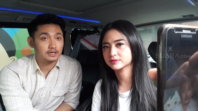 Dewi Perssik Bikin Geger Kedapatan Lepas Cincin Nikah, Ada Apa?