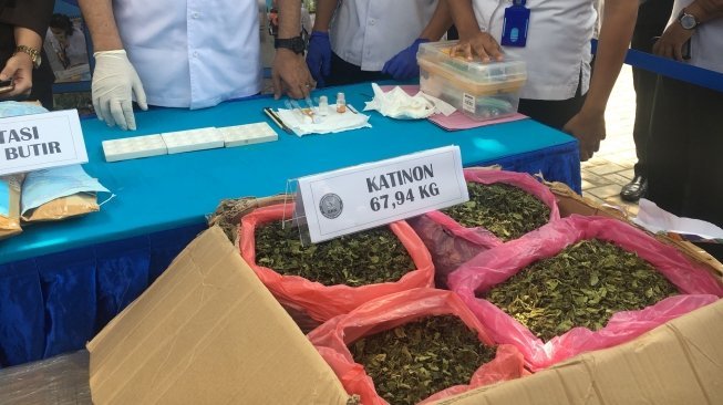 Badan Narkotika Nasional (BNN) memusnahkan sejumlah barang bukti Narkotika berupa shabu seberat 31.615,62 gram, 5.576 butir ektasi dan 67.940 gram katinon. (Suara.com/Erick Tanjung)