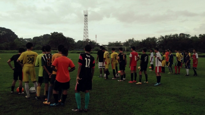 Pelatih Kepala Pro Elit Akademi, Fauzi Toldo, memimpin anak-anak U-16 latihan di Stadion Patra Jaya, Plaju, Selasa (29/05/2018). Jelang launching, seluruh pemain seleksi Pro Elit Akademi tetap menjalani latihan. (Foto Media SFC)